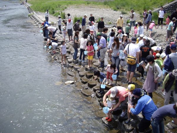 稚鮎放流事業「こどもの日 久慈川に鮎を放そう！」